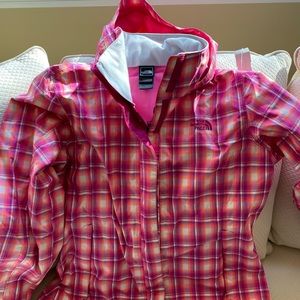 The North Face womens windbreaker- great condition